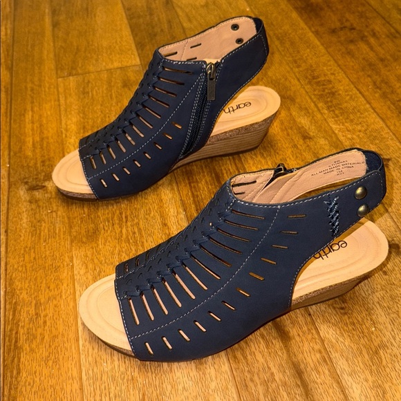 Size 8W Brand New! Hana Round Toe Laser Cut Dress • Black Wedges - Picture 13 of 13